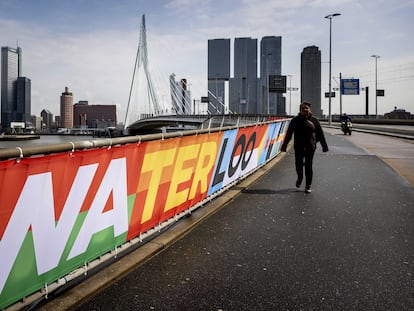 El puente Erasmus de Róterdam, decorado con títulos de canciones emblemáticas del festival de Eurovisión.
