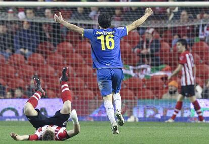 Javi Lopez celebra el empate a tres conseguido en el descuento por el Espanyol mientras Muniain se desespera