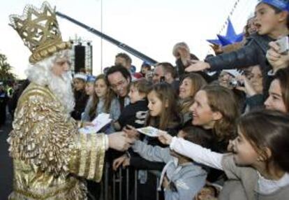 El Rey Melchor recoge las cartas de los niños que le han recibido a su llegada a Barcelona.