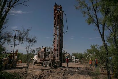 Obreros perforan el suelo como parte de la estrategia de rescate de los mineros.