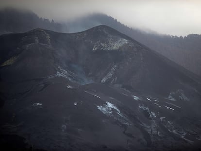 General view o the Cumbre Vieja volcano pictured from Tajuya, on the Canary Island of La Palma, on December 15, 2021. - More than 7,000 people have been evacuated from their homes since the volcano erupted on September 19, spewing out rivers of lava that have slowly crept towards the sea. (Photo by JORGE GUERRERO / AFP)