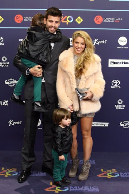 El 5 de diciembre de 2016 Shakira fue una de las protagonistas de la gala de LOS40 Music Award. La cantante recibió dos Golden Awards en la ceremonia gracias a su carrera musica y al tema de 'La Bicicleta'. que canta con Carlos Vives. En la imagen, la colombiana junto a Gerard Piqué y sus dos hijos, Milan y Sasha.
