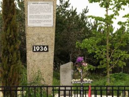 Monolito levantado por familiares de 135 fusilados del franquismo exhumados en el monte de La Pedraja (Burgos).