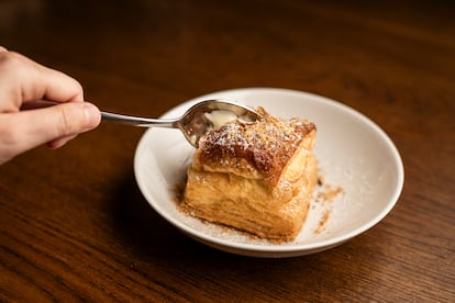 Milhojas con crema chantilly del Super Bar.
