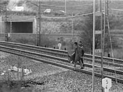 Dos toxicómanos cruzan la vía, en Pitis, para ir a comprar droga al pobaldo de La Quinta, en una imagen de archivo.