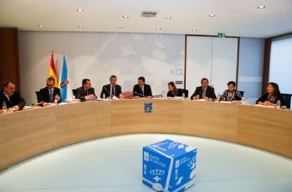 Reunión del Ejecutivo en la sala de reuniones reformada por la Xunta anterior.