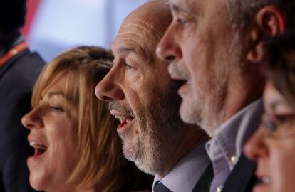 Elena Valenciano, Alfredo Pérez Rubalcaba y José Antonio Griñán cantan la Internacional Socialista.