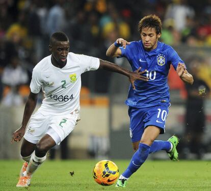 Xulu e Neymar durante o amistoso entre África do Sul e Brasil.