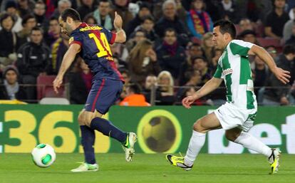 Mascherano disputa el balón con el centrocampista del Córdoba José María López Silva.