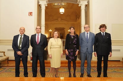 De izquierda a derecha: Manuel Ortega, jefe de la Central de Balances del Banco de España; Francisco Javier González del Valle, Vocal de Registros Mercantiles; María Emilia Adán, decana del Colegio de Registradores; Maite Ledo, directora general de Estrategia, Personas y Datos del BdE, Luis Ángel Maza, director de Estadística del Banco de España y Sebastián del Rey, director de Relaciones Institucionales del Colegio de Registradores