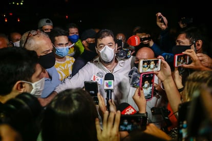 Roberto Marrero, chefe de gabinete de Juan Guaidó, fala com jornalistas depois do indulto de Maduro.