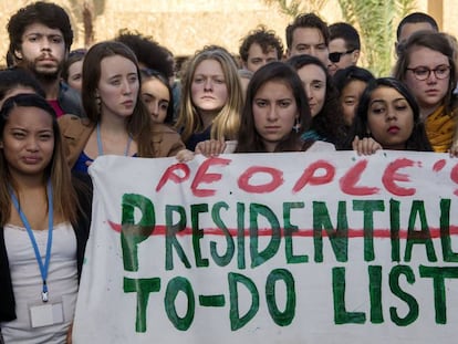 Estudiantes estadounidenses se manifiestan en la COP 22 contra Donald Trump tras su victoria en las elecciones.