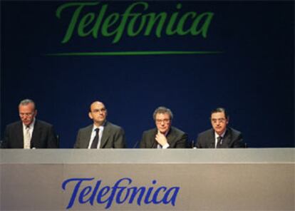 Vista de la junta de accionistas de Telefónica en abril de 2002.
