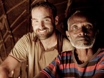 Paco Moreno, sonriente, fotografiado con un etíope.