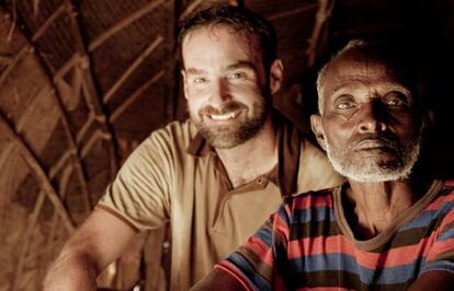 Paco Moreno, sonriente, fotografiado con un etíope.