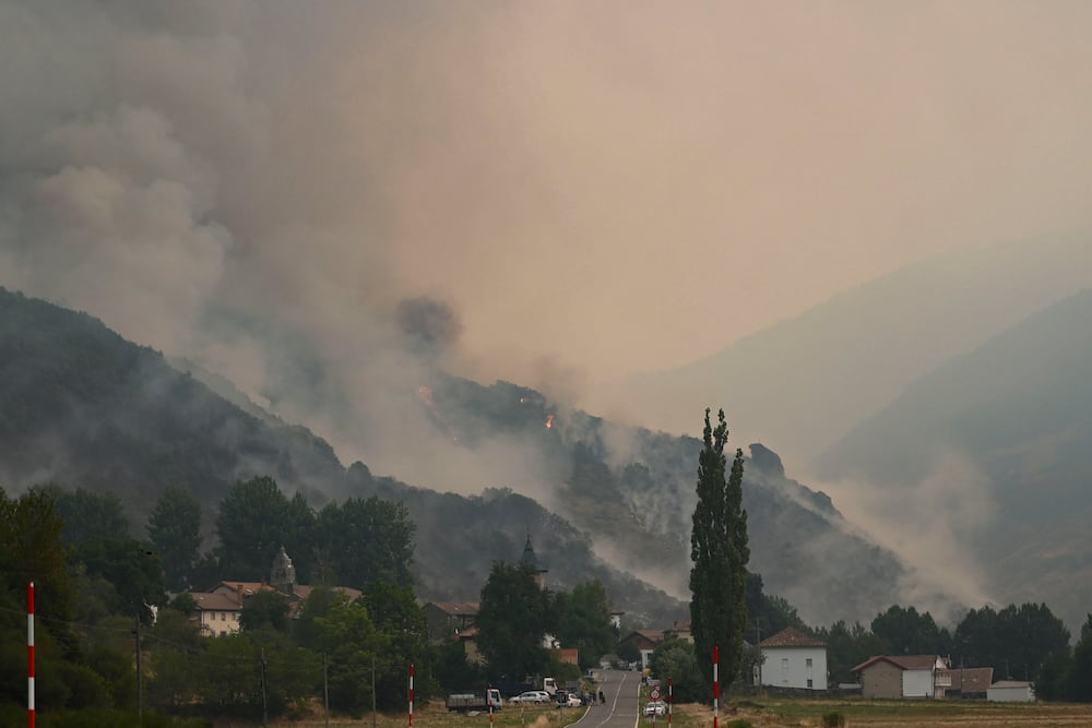 BARNIEDO DE LA REINA (LEÓN), 18/08/2025.- El incendio que amenaza la vertiente leonesa del Parque Nacional de Picos de Europa, iniciado en Barniedo de la Reina e impulsado por el viento y las altas temperaturas, mantiene en vilo a los habitantes del Valle de Valdeón y de la Tierra de la Reina, zonas de montaña donde la población se concentra en pequeños pueblos de menos de 200 habitantes.EFE/J.Casares