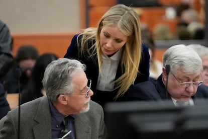 Gwyneth Paltrow habla con el optometrista jubilado Terry Sanderson, a la izquierda, mientras sale de la sala del tribunal tras la lectura del veredicto, el jueves 30 de marzo, en Park City, Utah.  