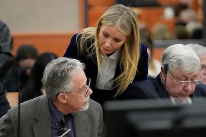 Gwyneth Paltrow habla con el optometrista jubilado Terry Sanderson, a la izquierda, mientras sale de la sala del tribunal tras la lectura del veredicto, el jueves 30 de marzo, en Park City, Utah.