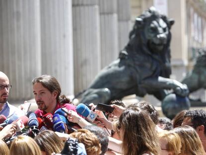 El secretario de Economía de Podemos, Nacho Álvarez, junto a Pablo Iglesias.