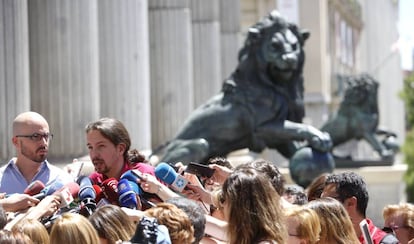 El secretario de Economía de Podemos, Nacho Álvarez, junto a Pablo Iglesias.