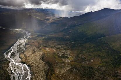 El r&iacute;o Hammond serpentea entre los montes Brooks, en el parque nacional Puertas del &Aacute;rtico, en Alaska. 
