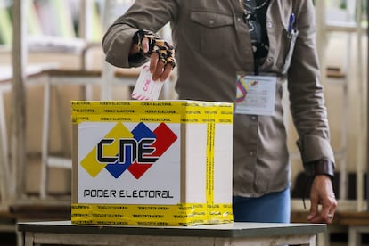 El presidente de Venezuela, Nicolás Maduro, llamó a votar "por la paz y la vida" en los comicios regionales y legislativos de este domingo. Se trata de la elección "número 32 que se celebra en 26 años" en el país caribeño y en la que participará una minoría opositora.