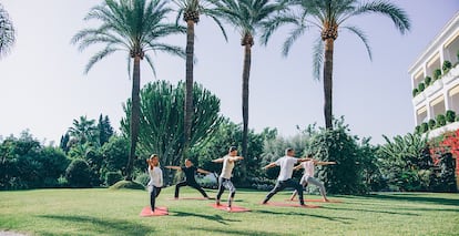 En la Clínica Buchinger-Wilhelmi hay actividades a todas horas para olvidarse de pensar en comida, entre ellas el yoga en sus jardines.