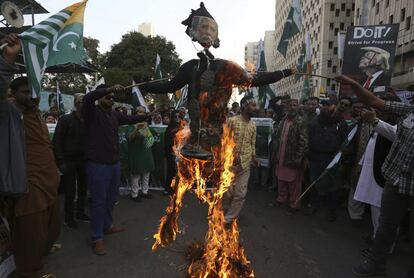 Manifestantes queman una imagen del primer ministro indio durante una protesta para expresar solidaridad con los cachemires indios que luchan por su independencia, en Karachi (Pakistán), el miércoles 5 de febrero.