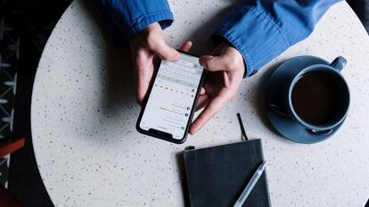 Una persona manda un mensaje por WhatsApp.