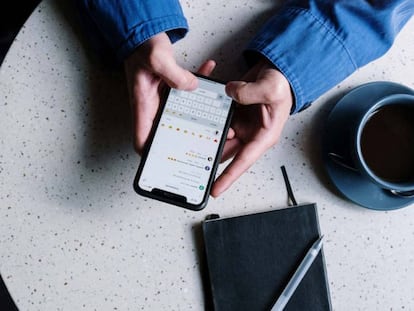 Una persona manda un mensaje por WhatsApp.