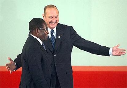 El presidente francés, Jacques Chirac, y Robert Mugabe, ayer durante la cumbre franco-africana de París.