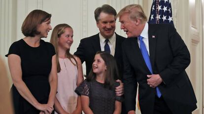 Donald Trump conversa com Brett Kavanaugh e sua família no ato da Casa Branca