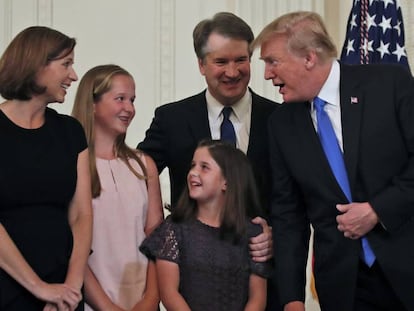 Donald Trump conversa com Brett Kavanaugh e sua família no ato da Casa Branca