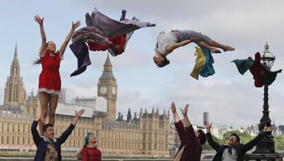 Artistas de circo realizan vuelos acrobáticos durante la presentación oficial de Circus250 en Londres, Reino Unido.