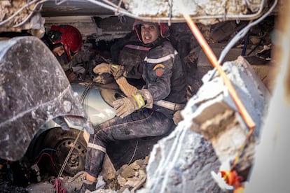 Dos rescatistas buscaban el sábado a supervivientes del terremoto en una casa derrumbada en Mulai Brahim, cerca de Marraquech.
