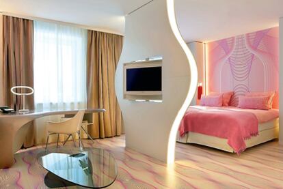 Paredes pintadas. El trabajo de interiorismo es evidente. Así, la 'junior suite' del NHow Berlín tiene tonos rosas y psicodélicos.