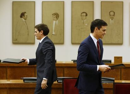 El secretario general del PSOE, Pedro Sánchez, y el presidente de Ciudadanos, Albert Rivera, durante la firma del acuerdo de investidura y legislatura en el Congreso de los Diputados.