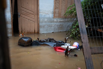 Una motocicleta flota en una zona residencial de Eldorado do Sul, el 10 de mayo.