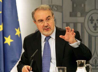 El vicepresidente segundo y ministro de Economía, Pedro Solbes, en la rueda de prensa posterior al Consejo de Ministros.