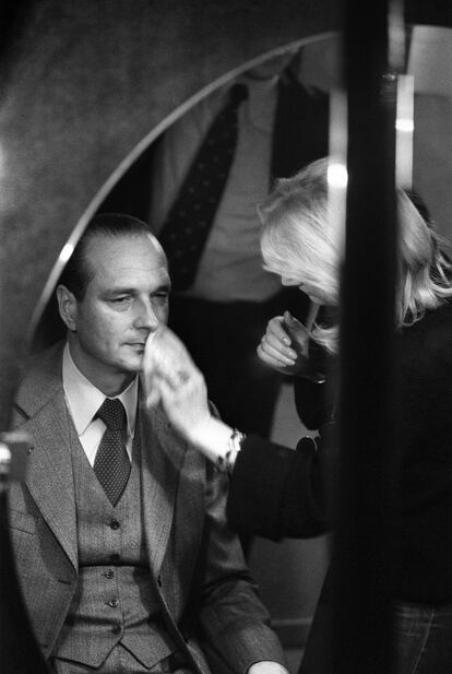 Jacques Chirac, en una sesión de maquillaje, el 1 de marzo de 1977.