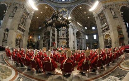 Los cardenales electores asisten a una misa en la basílica de San Pedro