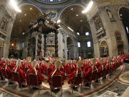 Los cardenales electores asisten a una misa en la bas&iacute;lica de San Pedro