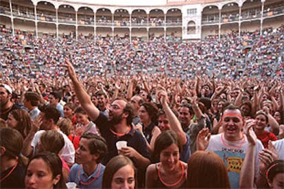 Unas 20.000 personas abarrotaron anoche la plaza de Las Ventas y aplaudieron a un cartel de artistas surgidos en los ochenta