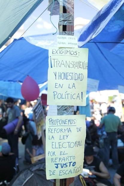 Carteles a favor de la transparencia en el 15-M.