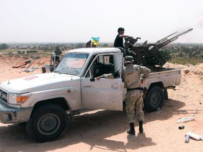 Milicianos de Zuara disparan una batería antiaérea este martes, en los enfrentamientos contra los grupos armados de Yamil y Regdaline.