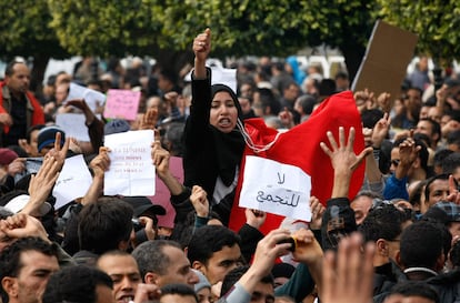 Una joven participa en la protesta contra el partido de Ben Ali en el centro de la capital tunecina.