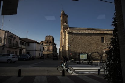 La plaza del pueblo de El Gordo, el más cercano al complejo, donde los negocios dependen del turismo que atrae la isla. La iglesia de Nuestra Señora de la Asunción, a la que acuden los propietarios de viviendas en la urbanización, es del siglo XVI.