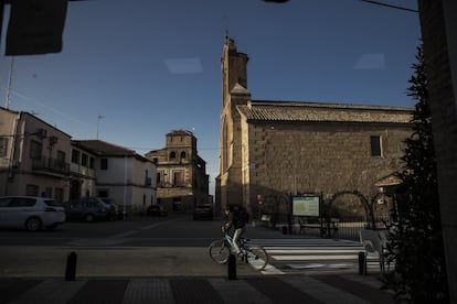 La plaza del pueblo de El Gordo, el ms cercano al complejo, donde los negocios dependen del turismo que atrae la isla. La iglesia de Nuestra Se?ora de la Asuncin, a la que acuden los propietarios de viviendas en la urbanizacin, es del siglo XVI.