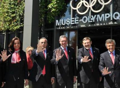 Los miembros de la candidatura olímpica. De izquierda a derecha, Mercedes Coghen, Alejandro Blanco, Alberto Ruiz-Gallardón, Jaime Lissavetzky y Juan Antonio Samaranch, hijo.