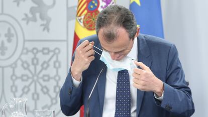 El ministro de Ciencia, Pedro Duque, se retira la mascarilla antes de la rueda de prensa posterior al Consejo de Ministros.